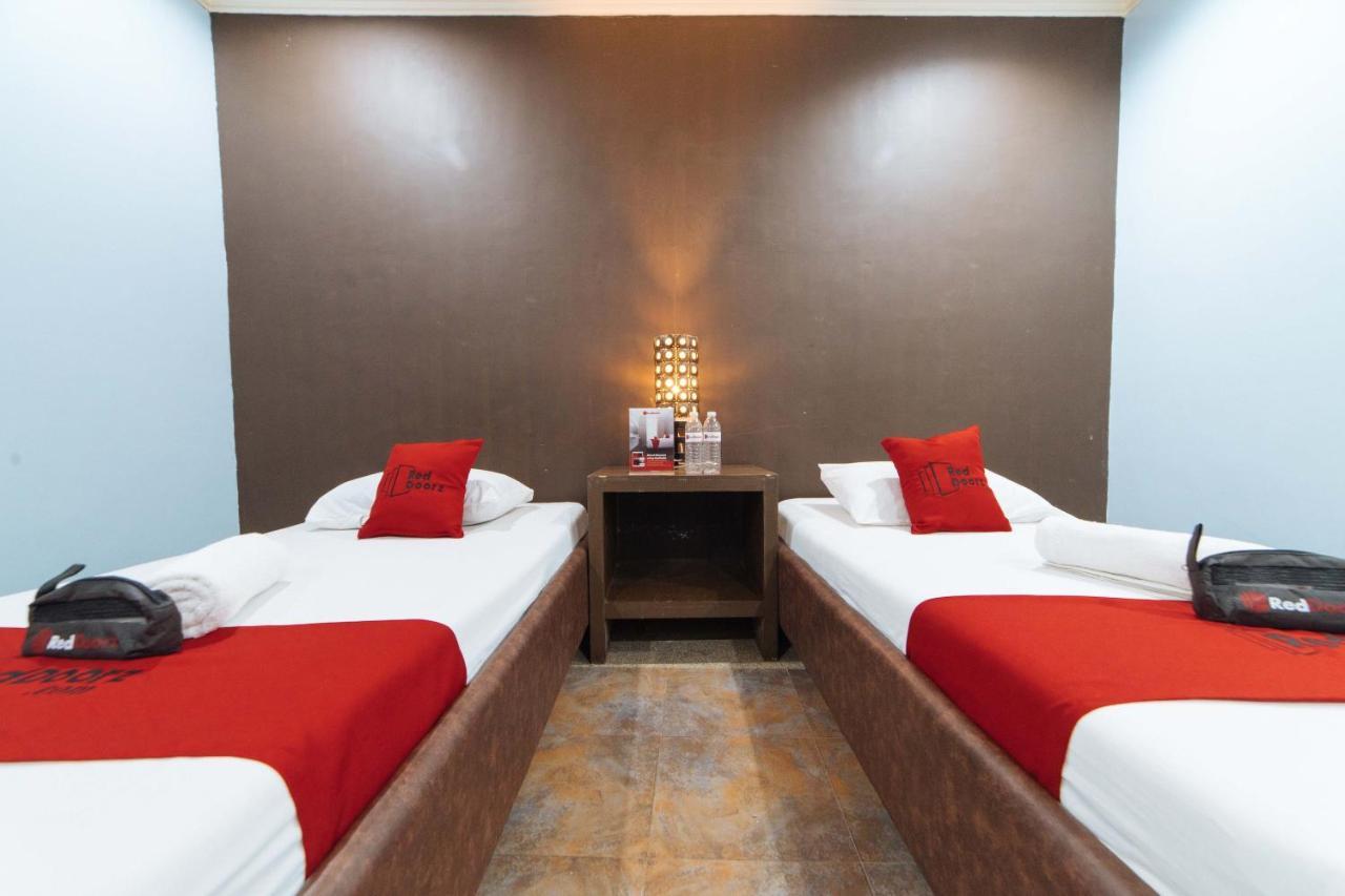 Hotel RedDoorz @ N Roldan Street Kalibo Exterior foto